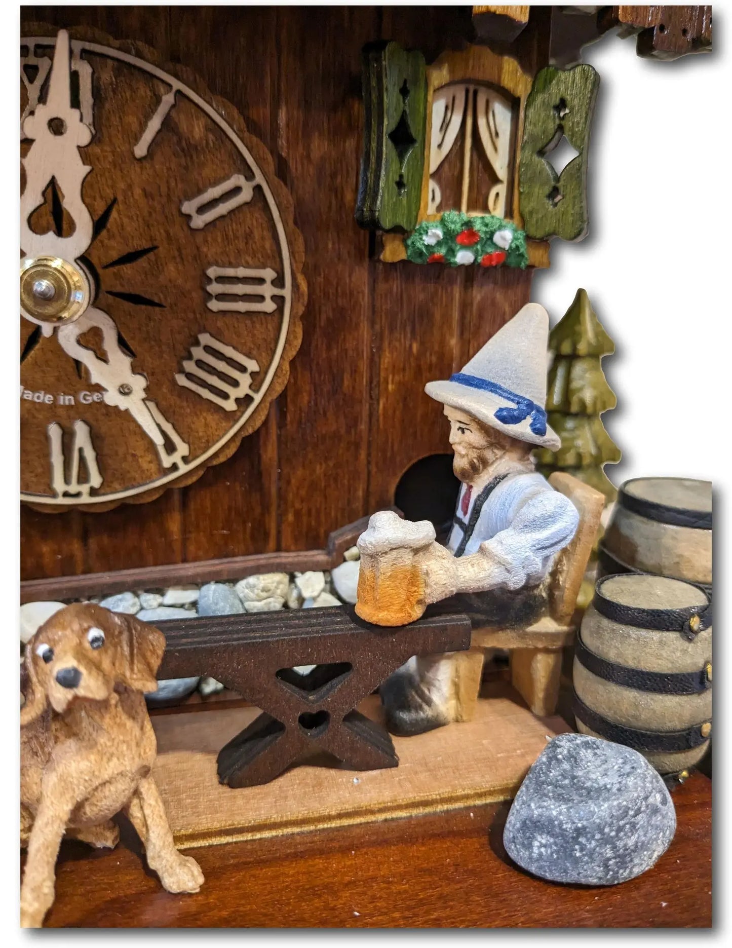Beer drinker with pointed hat and music Montag Steins & Clocks