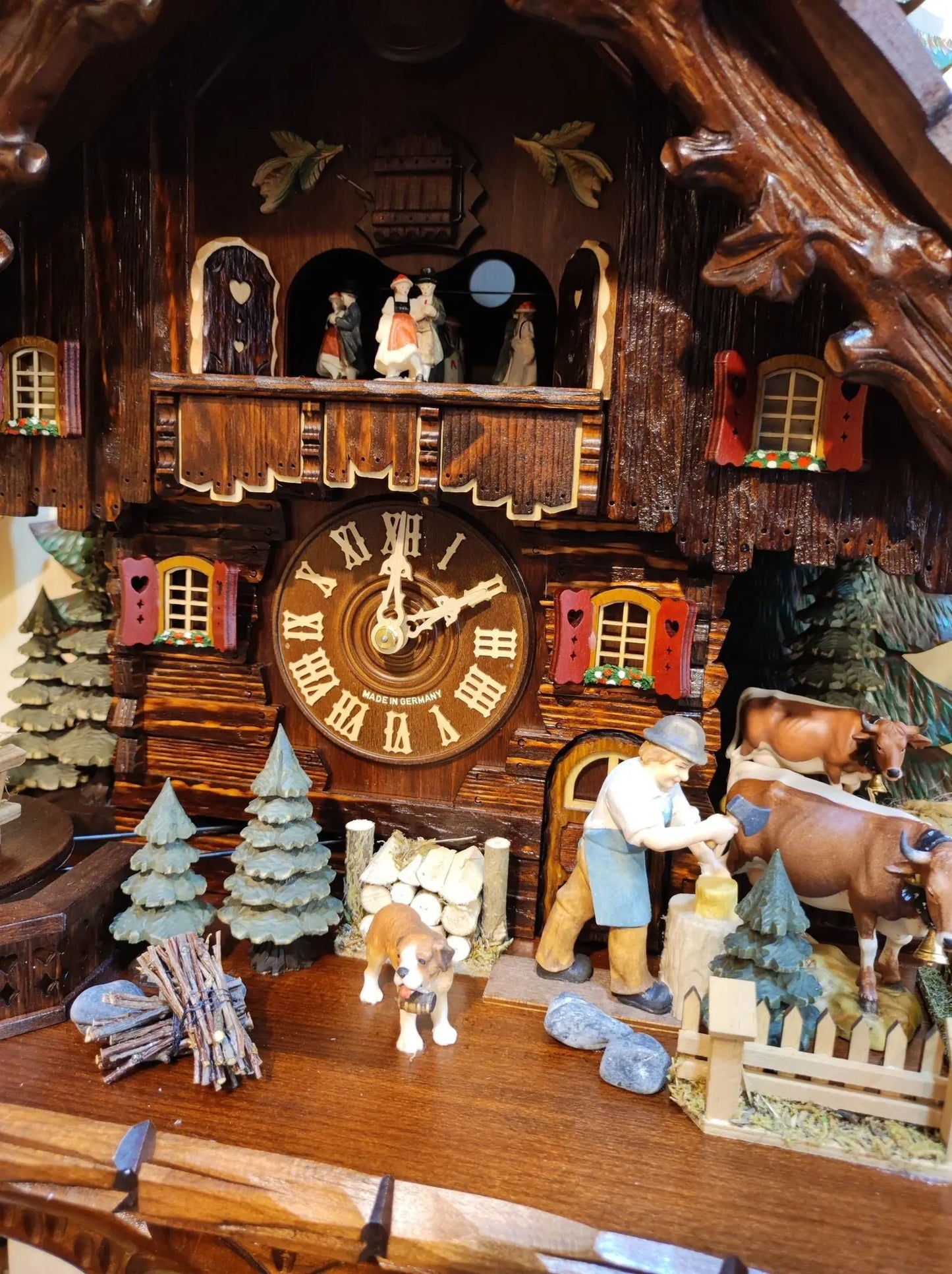 Black Forest house with large movable wood chopper 8-day cuckoo clock with music Hekas