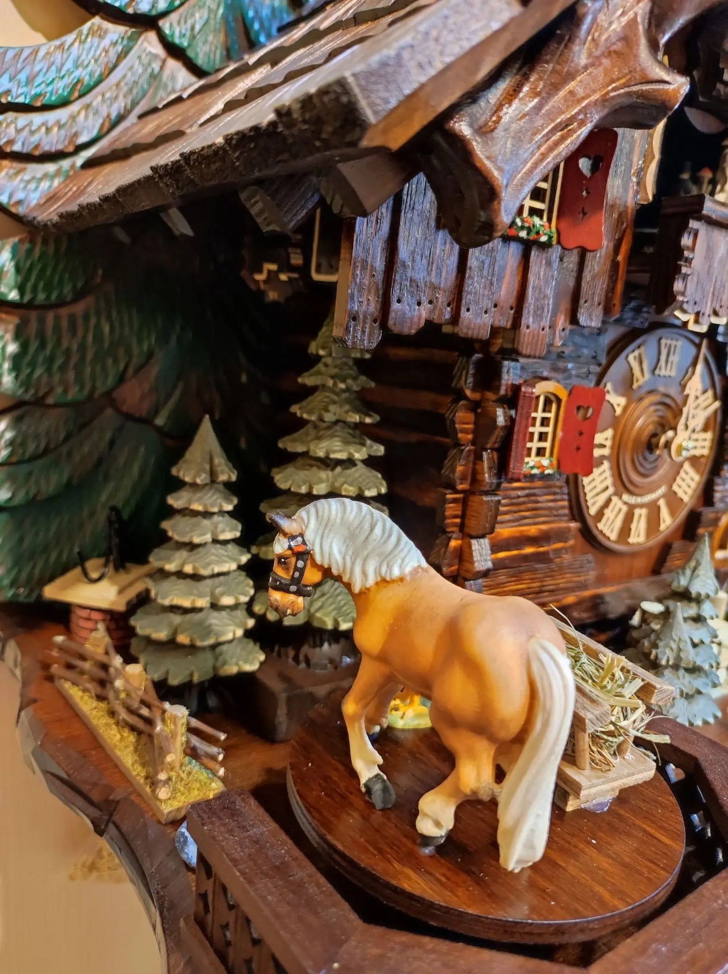 Black Forest house with large movable wood chopper 8-day cuckoo clock with music Hekas