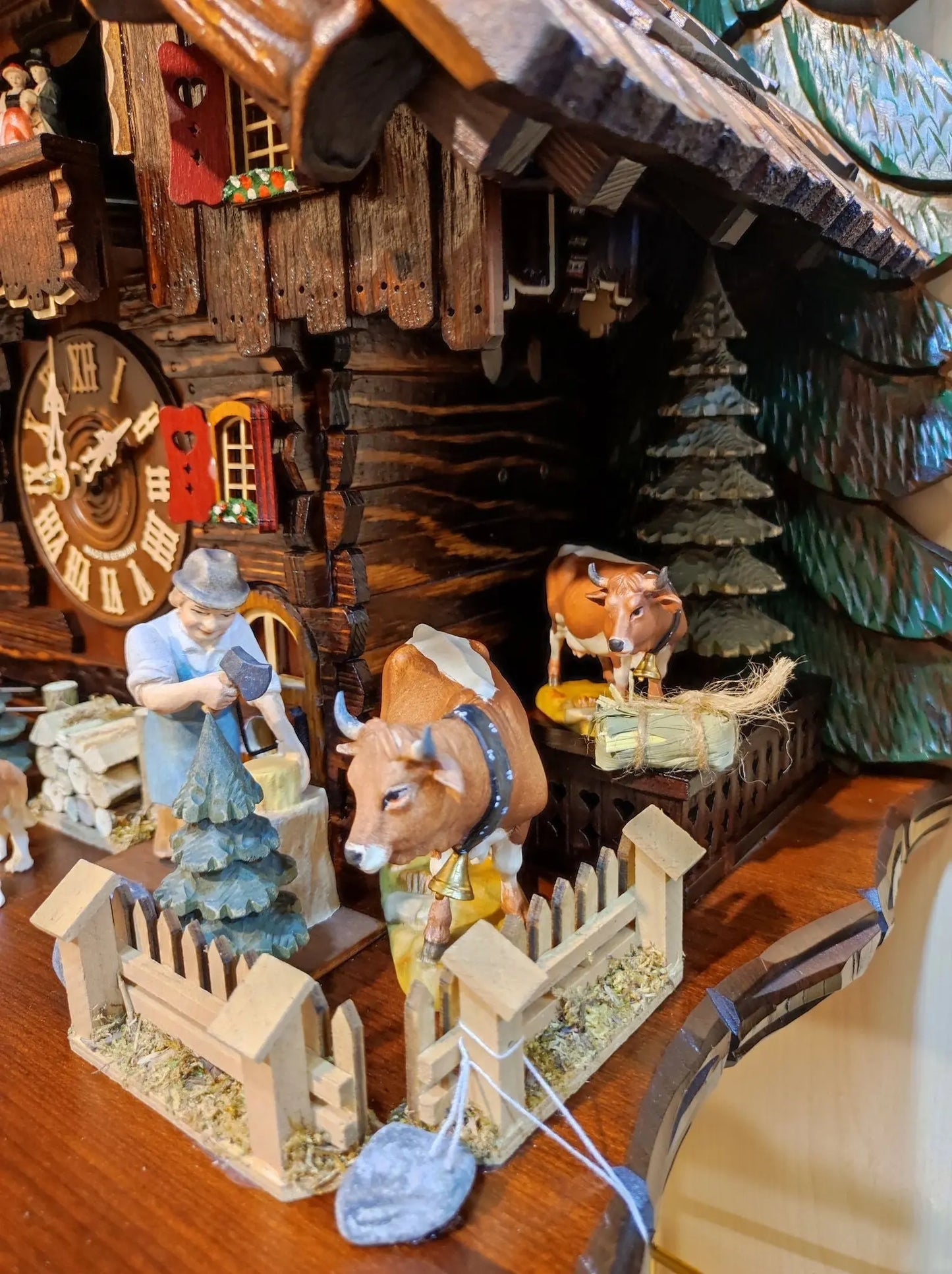Black Forest house with large movable wood chopper 8-day cuckoo clock with music Hekas