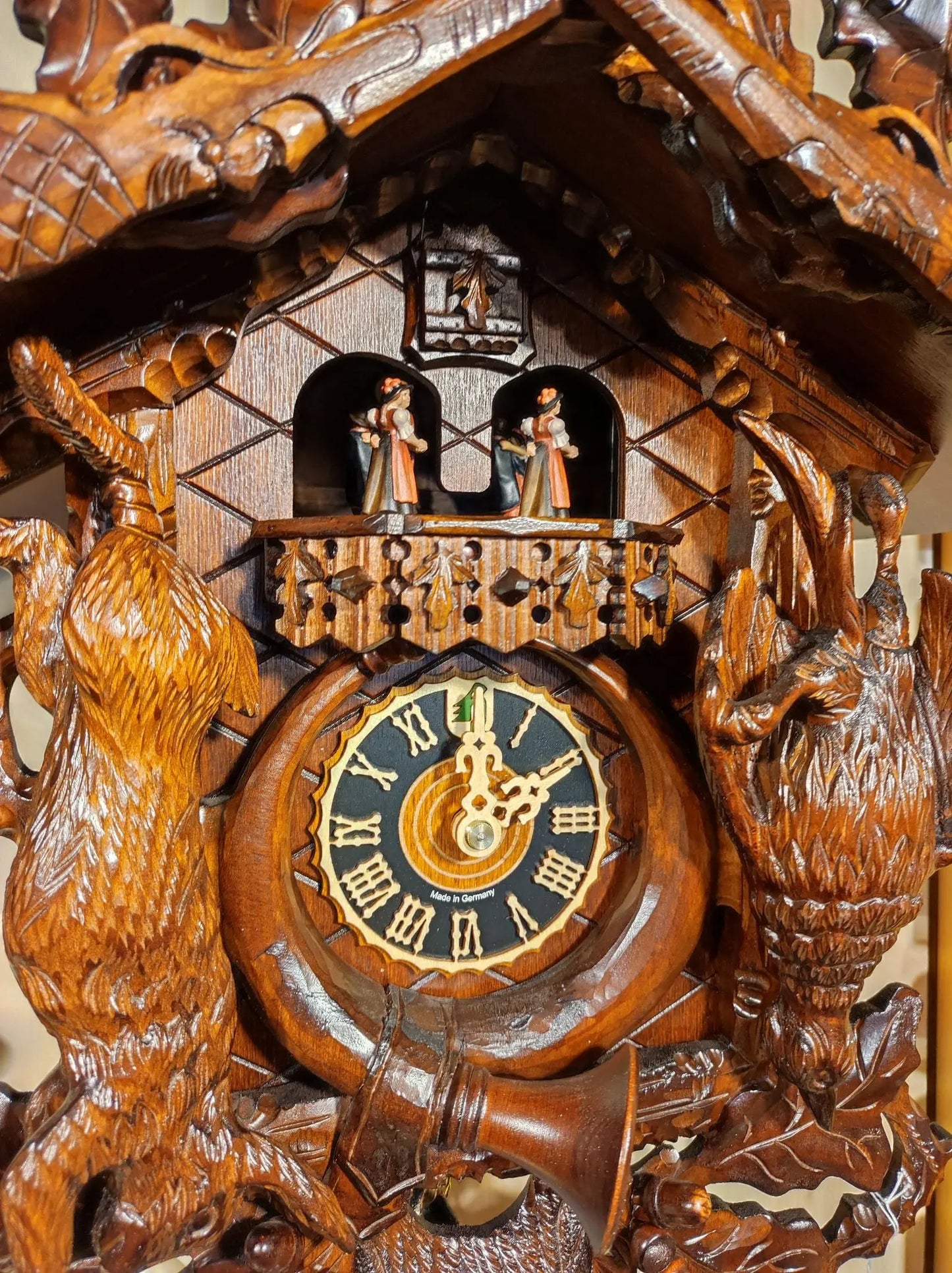 Hunting piece hand-carved 8 day cuckoo clock with music Hoenes