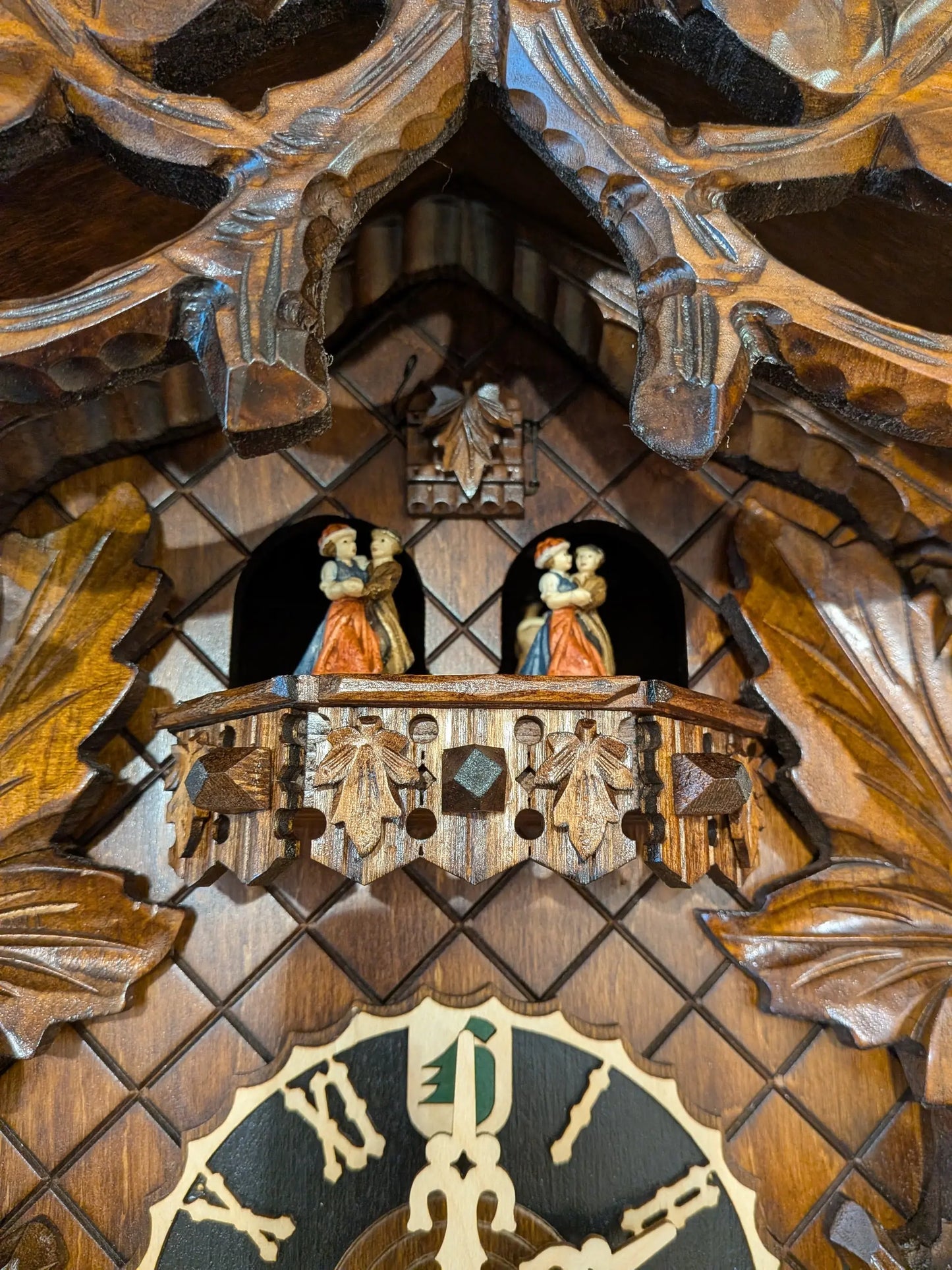 Black Forest Carved Cuckoo Clock – 8 Day Movement – Music & Dancers – 7 Leaves Hoenes
