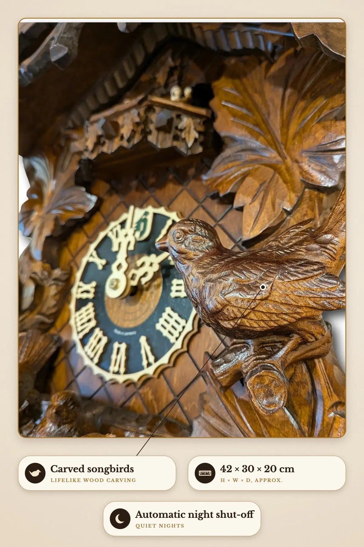 Carved songbird next to the dial – 42 x 30 x 20 cm, automatic night shut-off | Montag Steins & Clocks